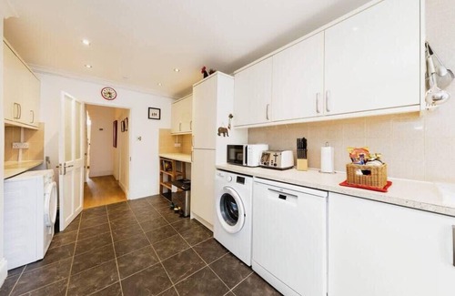South Norwood House | Elegant 3-Bedroom House in London