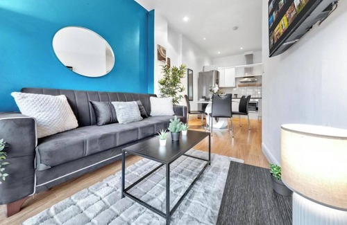 West Kensington Apartment | Elegant 3-Bedroom Luxury Apartment with Balcony in Kensington