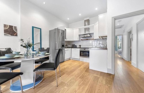 West Kensington Apartment | Elegant 3-Bedroom Luxury Apartment with Balcony in Kensington
