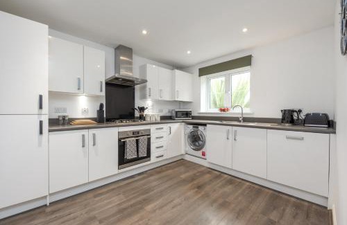 Maidstone House | Elegant 4 Bedroom House-Sleeps 7-Parking-Nr Hospital-Contractors Deal