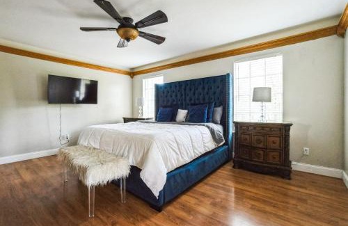 Ponderosa Forest House | Elegant 4BR - Pool - Backyard - Fireplace - Games Room