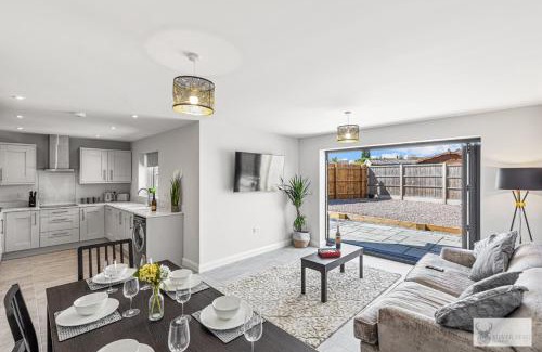 Ashby-de-la-Zouch Apartment | Elegant 5-Bed House with ample parking