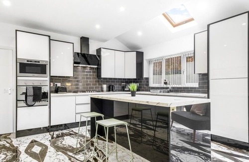 Tipton House | Elegant 5 Bedroom House/Free Parking/Yard