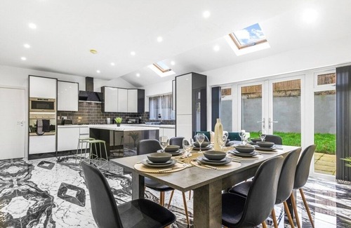 Tipton House | Elegant 5 Bedroom House/Free Parking/Yard