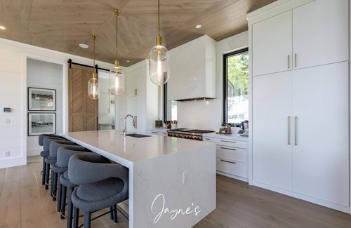 Seguin Cottage | Elegant 7 bed 8 bath cottage on Lake Joseph