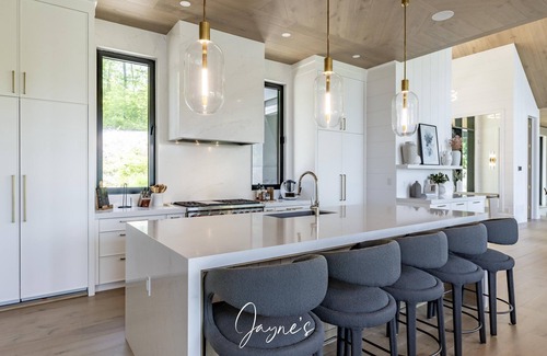 Seguin Cottage | Elegant 7 bed 8 bath cottage on Lake Joseph