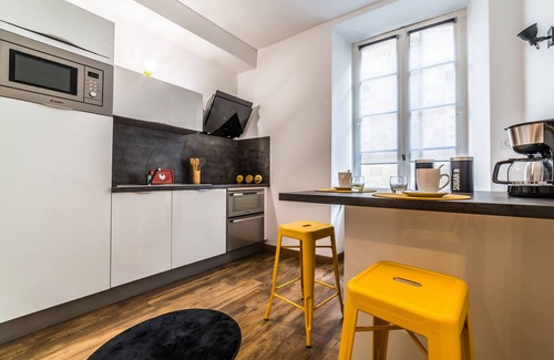 Brive-la-Gaillarde Apartment | Elegant Apartment Private Parking Very Cocooning