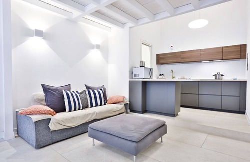 Rione Duomo Apartment | Elegant apartment able to accommodate up to 6 people with three bedrooms and two bathrooms, totally new both in the renovation and in the furnishings and with fine finishes. The accommodation is located in the central area, a few steps from the Villa Com