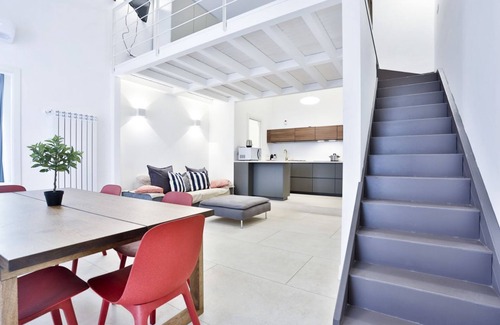 Rione Duomo Apartment | Elegant apartment able to accommodate up to 6 people with three bedrooms and two bathrooms, totally new both in the renovation and in the furnishings and with fine finishes. The accommodation is located in the central area, a few steps from the Villa Com