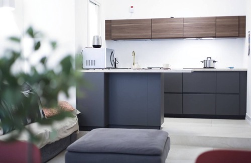 Rione Duomo Apartment | Elegant apartment able to accommodate up to 6 people with three bedrooms and two bathrooms, totally new both in the renovation and in the furnishings and with fine finishes. The accommodation is located in the central area, a few steps from the Villa Com