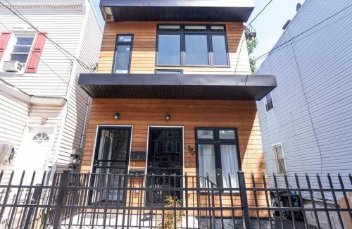 Newark Apartment | Elegant Apt by EWR & PennStation