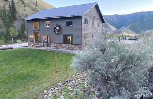 Cobalt Cabin | Elegant Cabin- Northfork Idaho Salmon River, Reunions, Secluded. Quiet. Views