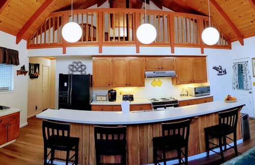 Groveland House | Elegant cabin w/WiFi, Central AC and Heating, Lovely Deck and Large Yard