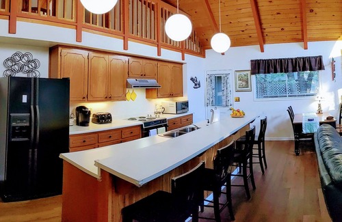 Groveland House | Elegant cabin w/WiFi, Central AC and Heating, Lovely Deck and Large Yard