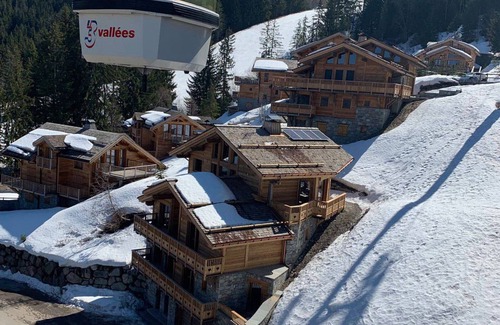 La Perriere Ski Chalet | Elegant Chalet in La Tania with Fireplace, Sauna, Pool Table, and South-Facing Terrace