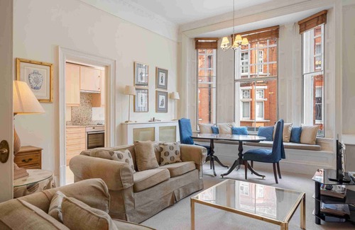 Chelsea Apartment | Elegant Chelsea Stay with Classic Charm