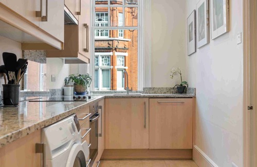 Chelsea Apartment | Elegant Chelsea Stay with Classic Charm