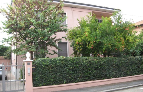Bolognina Apartment | Elegant city apt., private swimming pool, parking,bikes, wifi, terrace
