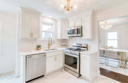 Cleveland House | Elegant Cleveland Home: 3BR, Designer Kitchen & Sunroom