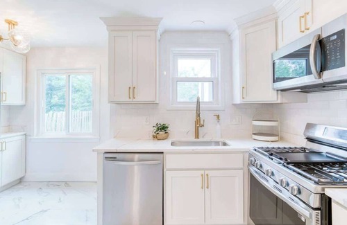 Cleveland House | Elegant Cleveland Home: 3BR, Designer Kitchen & Sunroom