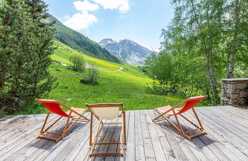Val-d'Isere Apartment | Elegant, Cozy Apartment with Fireplace, WiFi, and Garage at the Foot of the Slopes