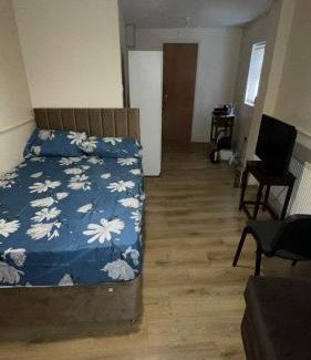 Slough Apartment | Elegant En-Suite Room for a Relaxing Stay