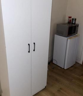 Slough Apartment | Elegant En-Suite Room for a Relaxing Stay