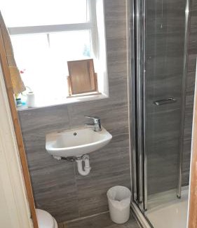 Slough Apartment | Elegant En-Suite Room for a Relaxing Stay