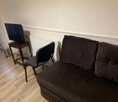 Slough Apartment | Elegant En-Suite Room for a Relaxing Stay