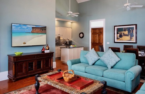 Bahama Village House | *ELEGANT ESCAPE @ THE ANNEX* Lavish Private Home & Pool + LAST KEY SERVICES…