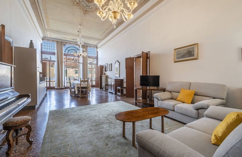 San Polo Apartment | Elegant frescoed apartment in Rialto, balcony with canal view