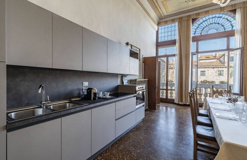 San Polo Apartment | Elegant frescoed apartment in Rialto, balcony with canal view