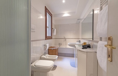 San Polo Apartment | Elegant frescoed apartment in Rialto, balcony with canal view