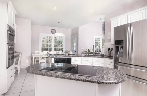 Charlotte House | Elegant Garden Escape |6BR w/Backyard-Fire Pit-BBQ