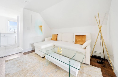 White Plains Apartment | Elegant Hideaway Free Parking