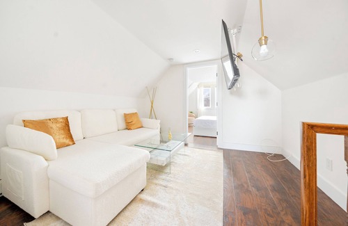 White Plains Apartment | Elegant Hideaway Free Parking