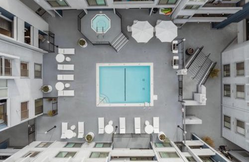 Hollywood Apartment | Elegant Hollywood Retreat - Spacious 2BR 2BA Condo with Resort-Style Amenities