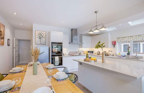 Northampton House | Elegant House in Excellent Location Sleeps 8 Free Parking Fast Wifi VirginTV