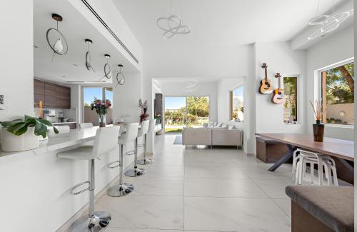 Dubai Villa | Elegant lakeside villa with a private pool