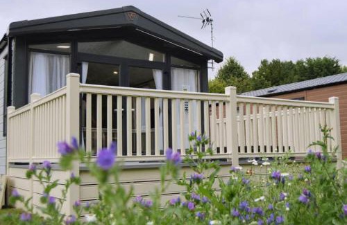 Allerthorpe House | Elegant Lodge with Hot Tub