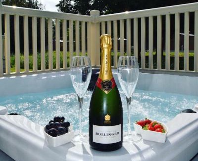 Allerthorpe House | Elegant Lodge with Hot Tub