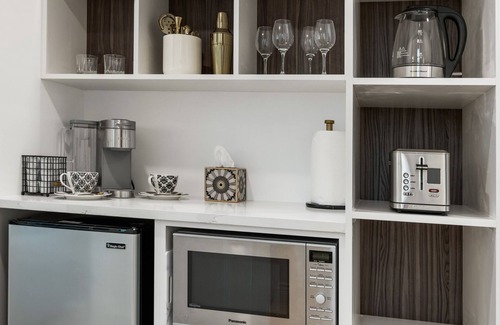 Coal Harbour Apartment | Elegant Luxury: 2 Beds King&Queen - 3 min walk to Convention Ctr | Valet Parking