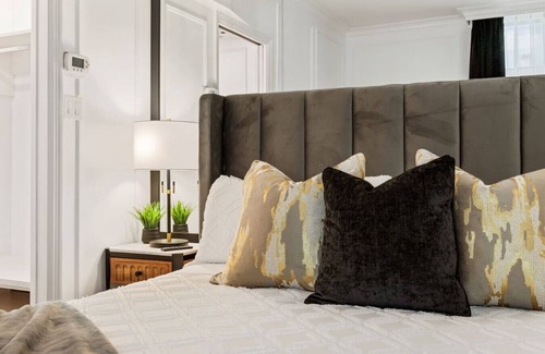 Central Hotel | Elegant Luxury: 2 Bed Canada Place - Valet Parking