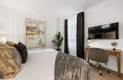 Central Hotel | Elegant Luxury: 2 Bed Canada Place - Valet Parking
