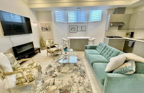 Newtonbrook House | Elegant Modern Luxury 2 Bedroom Private Unit