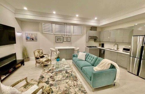 Newtonbrook House | Elegant Modern Luxury 2 Bedroom Private Unit