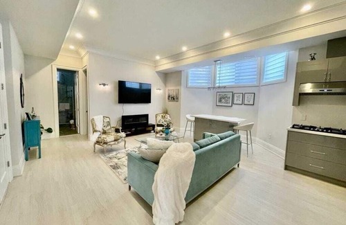 Newtonbrook House | Elegant Modern Luxury 2 Bedroom Private Unit
