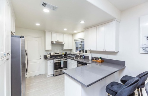 East Pasadena Apartment | Elegant Pasadena Retreat Prime Comfort Awaits