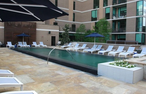 Glencoe Hotel | Elegant Pet Stay by Bush Library & NorthPark Mall
