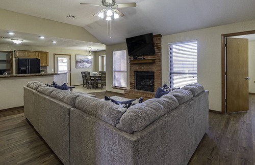 Moore House | ELEGANT REMODELED MOORE HOME 8 MILES TO OU & 15 MILES TO OKC BRICKTOWN
